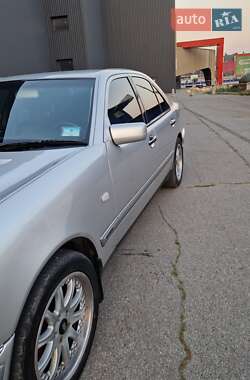 Седан Mercedes-Benz E-Class 1998 в Харкові
