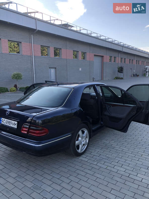 Седан Mercedes-Benz E-Class 2001 в Костополе