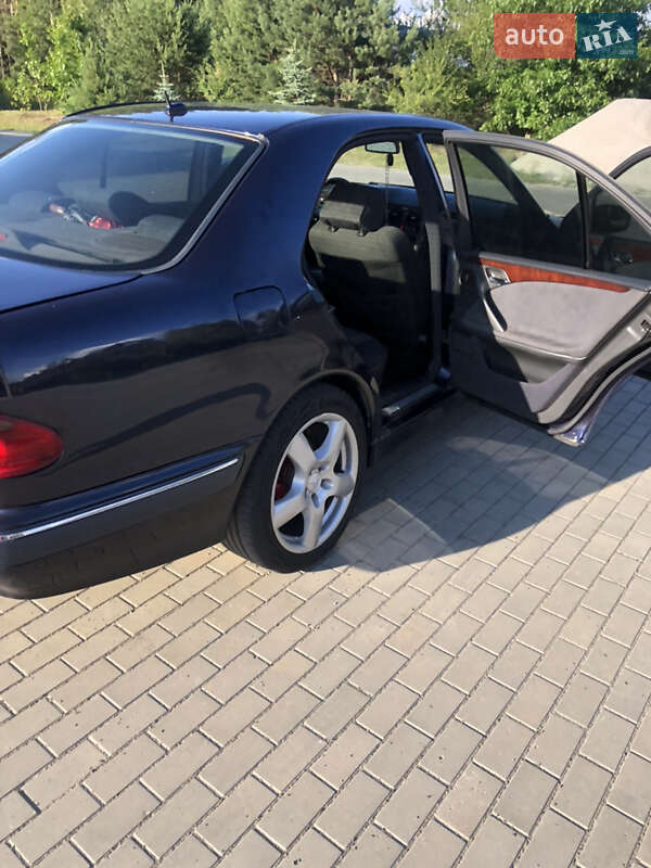 Седан Mercedes-Benz E-Class 2001 в Костополе