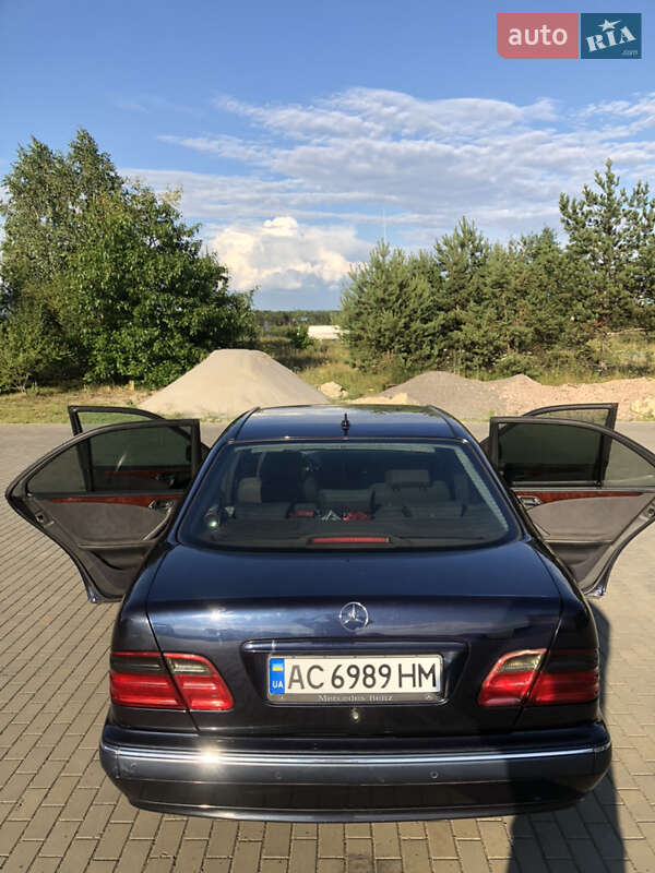 Седан Mercedes-Benz E-Class 2001 в Костополе