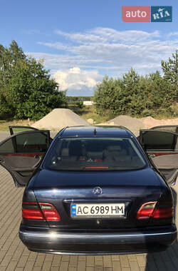 Седан Mercedes-Benz E-Class 2001 в 