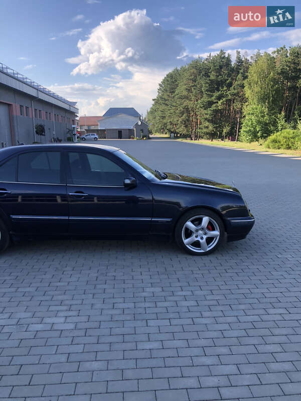 Седан Mercedes-Benz E-Class 2001 в Костополе