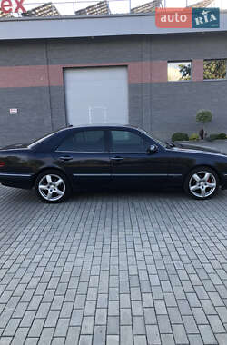 Седан Mercedes-Benz E-Class 2001 в 
