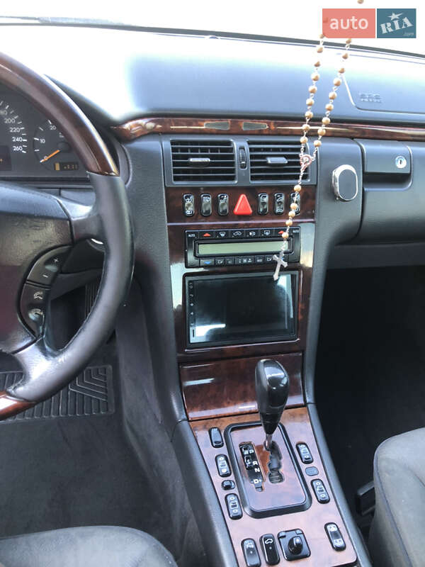 Седан Mercedes-Benz E-Class 2001 в Костополе