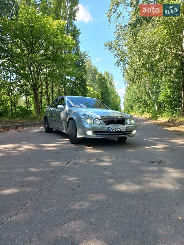 Седан Mercedes-Benz E-Class 2004 в 
