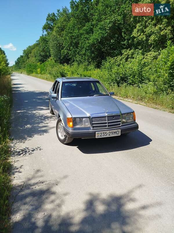 Седан Mercedes-Benz E-Class 1987 в Гусятине