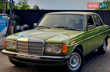 Седан Mercedes-Benz E-Class 1984 в 