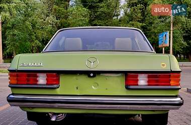 Седан Mercedes-Benz E-Class 1984 в 