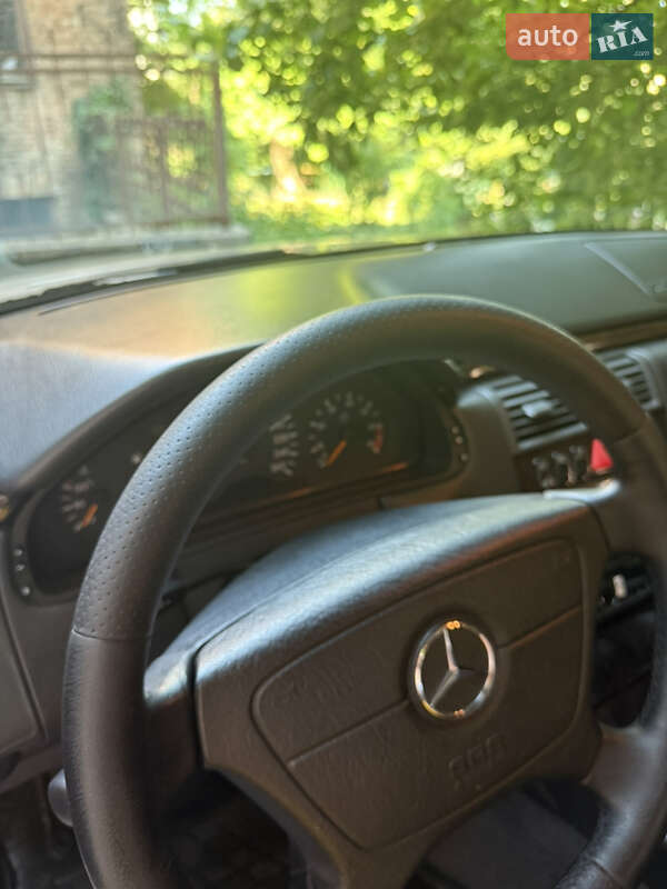 Седан Mercedes-Benz E-Class 1999 в Киеве