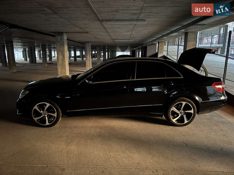 Седан Mercedes-Benz E-Class 2011 в Киеве