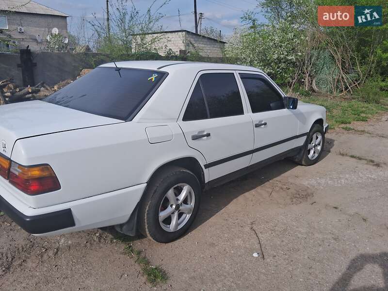 Седан Mercedes-Benz E-Class 1989 в Запорожье