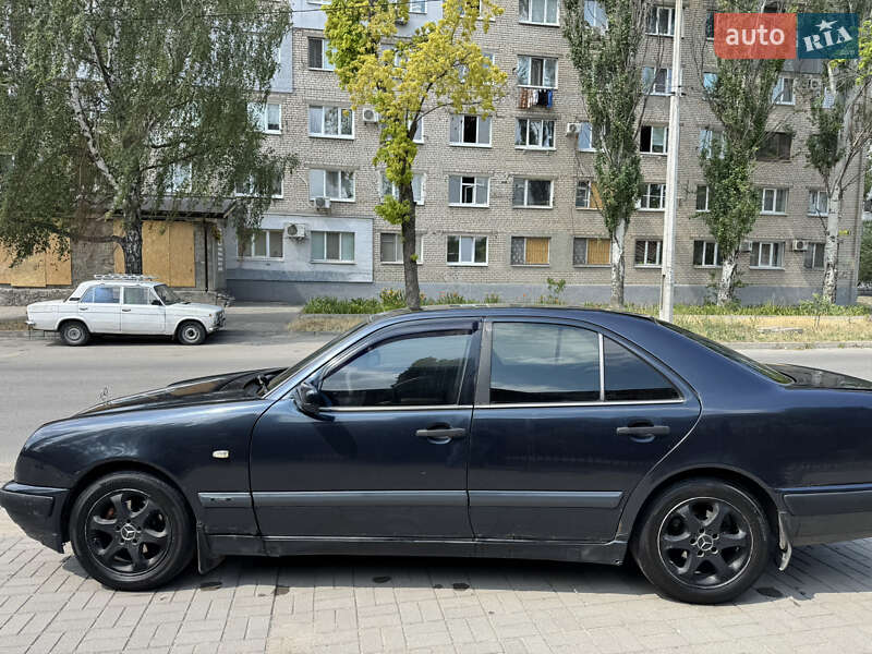 Седан Mercedes-Benz E-Class 1996 в Запорожье