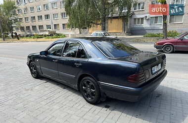 Седан Mercedes-Benz E-Class 1996 в 