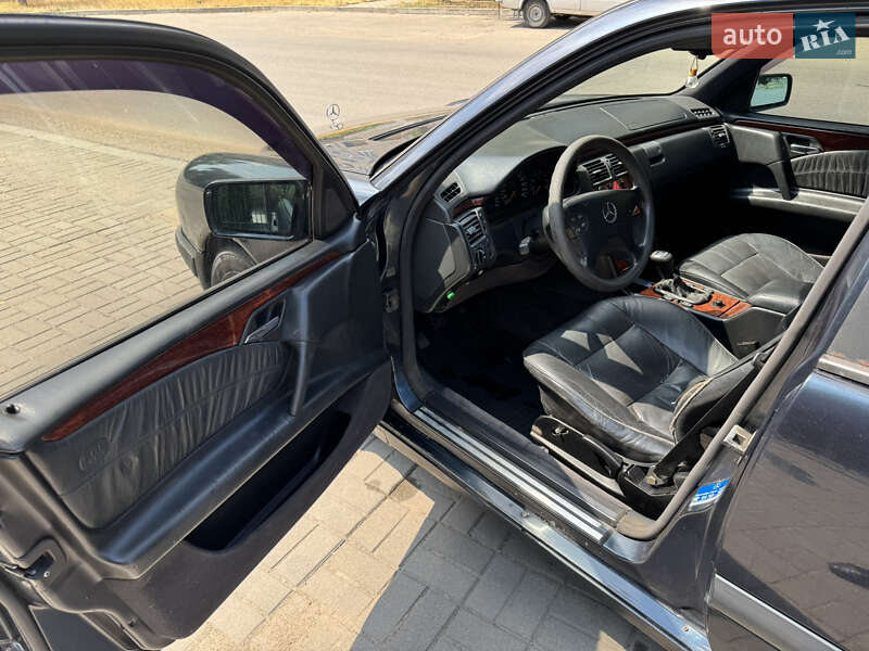 Седан Mercedes-Benz E-Class 1996 в Запорожье