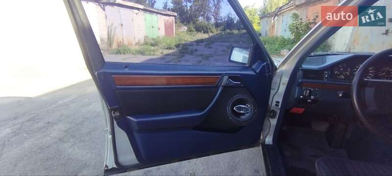 Седан Mercedes-Benz E-Class 1987 в Кам'янському