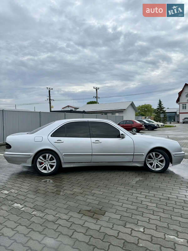 Седан Mercedes-Benz E-Class 2000 в Городке