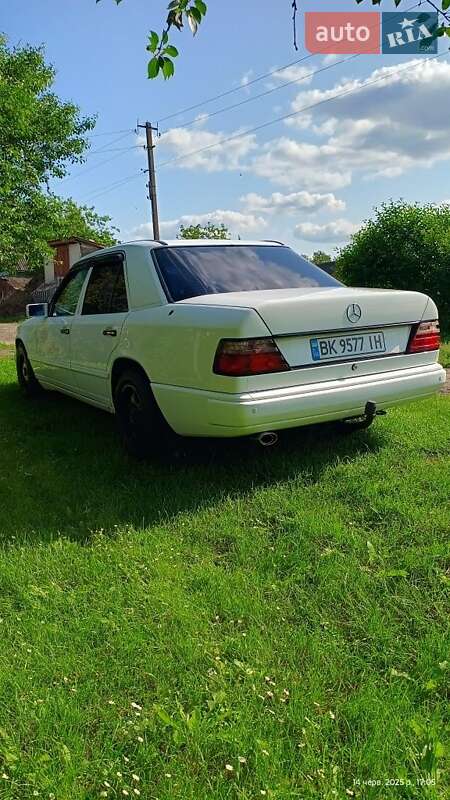 Седан Mercedes-Benz E-Class 1988 в Остроге