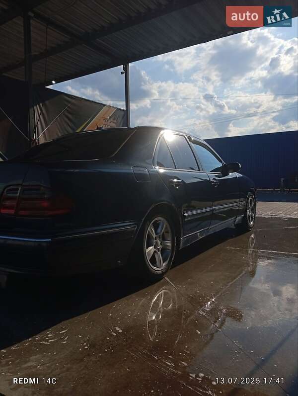 Седан Mercedes-Benz E-Class 2000 в Ржищеве