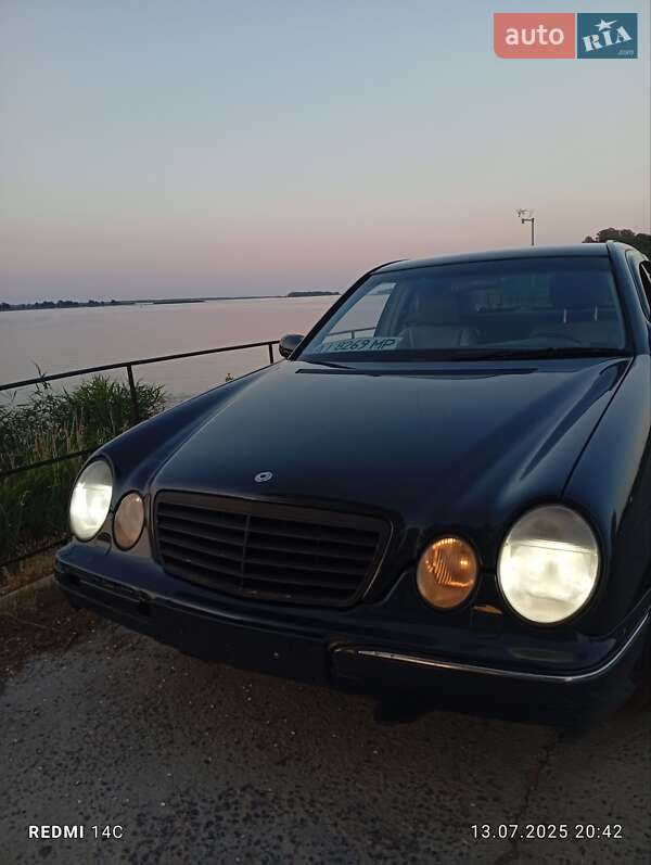 Седан Mercedes-Benz E-Class 2000 в Ржищеве
