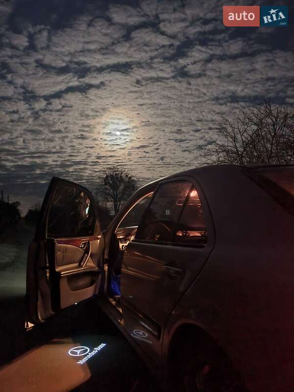 Седан Mercedes-Benz E-Class 2001 в Луцке