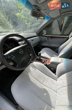 Седан Mercedes-Benz E-Class 2000 в 