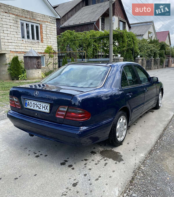 Седан Mercedes-Benz E-Class 2002 в Іршаві