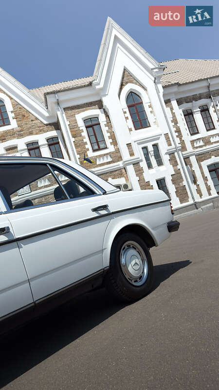 Седан Mercedes-Benz E-Class 1984 в Кривом Роге