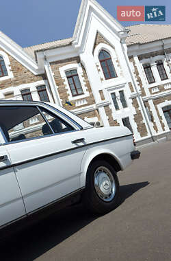 Седан Mercedes-Benz E-Class 1984 в 
