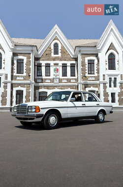 Седан Mercedes-Benz E-Class 1984 в Кривому Розі