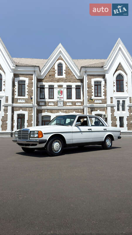Mercedes-Benz E-Class 1984 Mercedes-Benz E-Class 1984