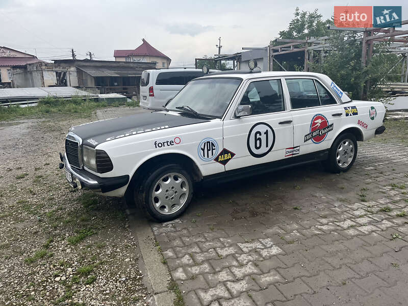 Седан Mercedes-Benz E-Class 1982 в Городенке