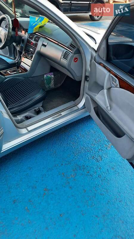 Седан Mercedes-Benz E-Class 2001 в Черновцах