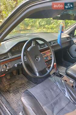 Седан Mercedes-Benz E-Class 1985 в 