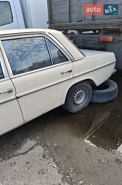 Седан Mercedes-Benz E-Class 1974 в 