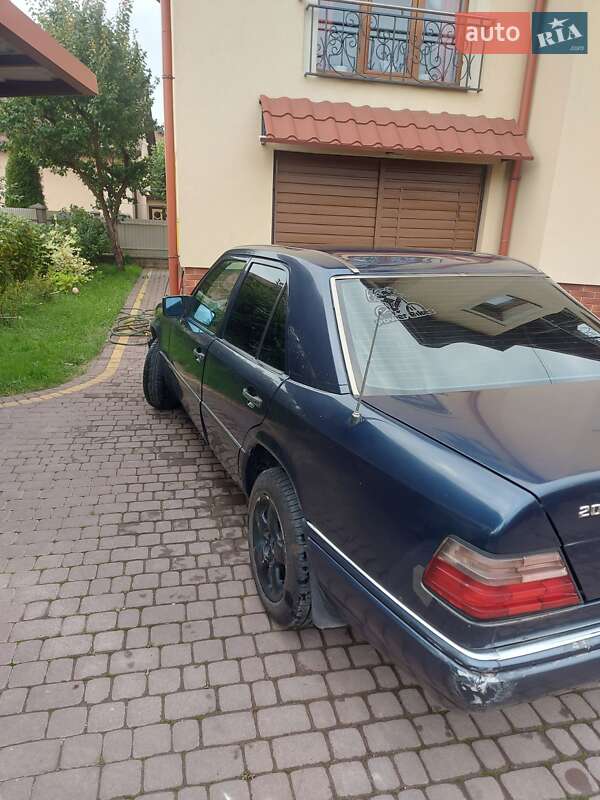Седан Mercedes-Benz E-Class 1995 в Львові