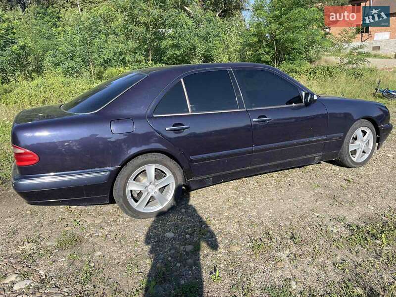 Седан Mercedes-Benz E-Class 2000 в Снятині