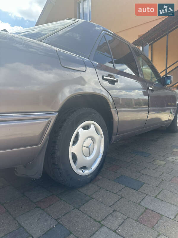 Седан Mercedes-Benz E-Class 1994 в Долині фото 4 Седан Mercedes-Benz E-Class 1994 в Долині