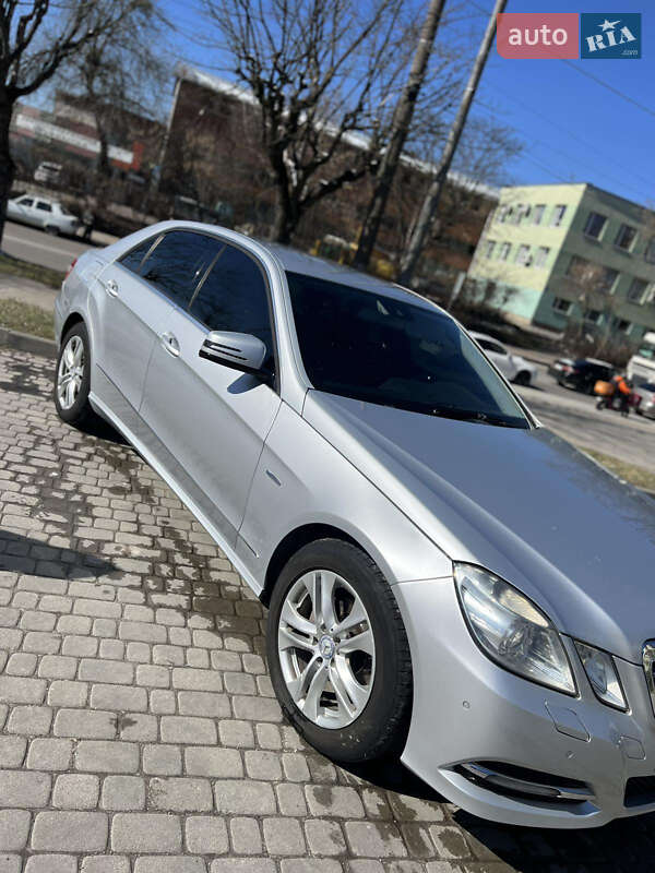 Седан Mercedes-Benz E-Class 2011 в Львове