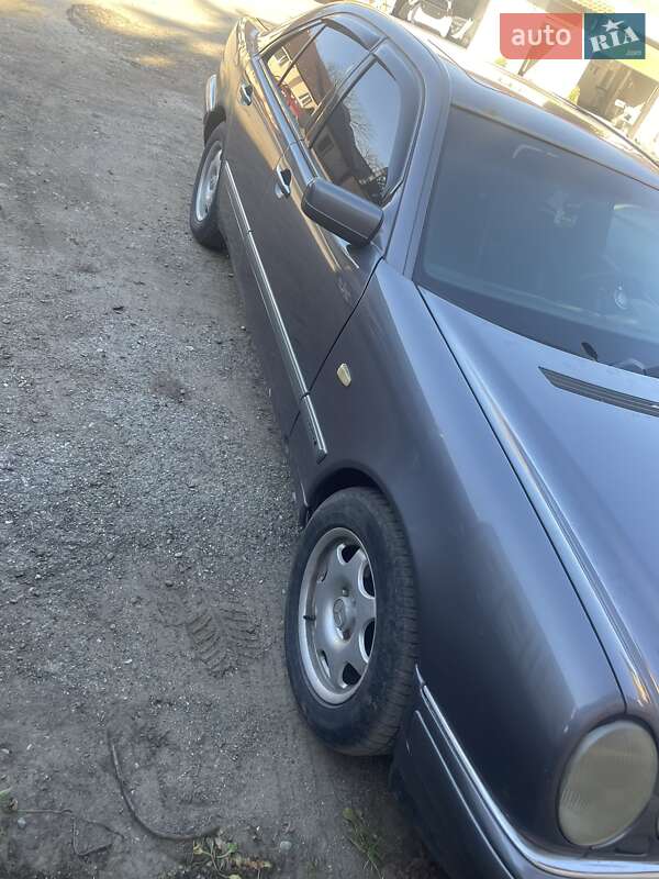 Седан Mercedes-Benz E-Class 1997 в Чернівцях