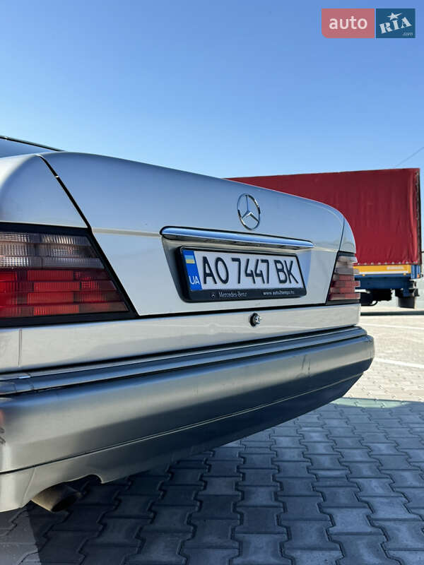 Седан Mercedes-Benz E-Class 1993 в Иршаве