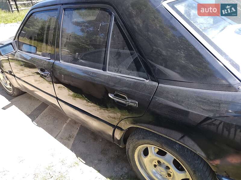 Седан Mercedes-Benz E-Class 1989 в Яремче