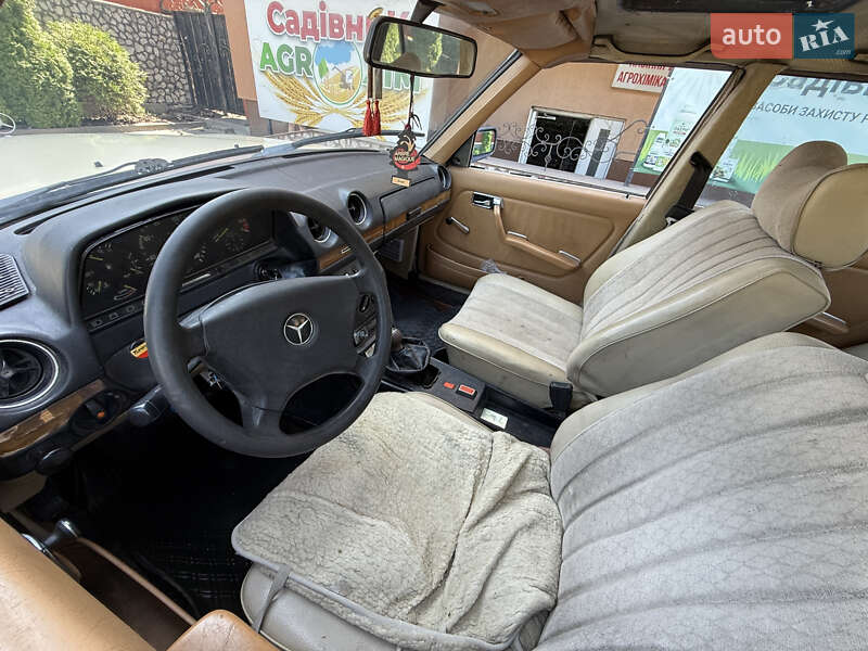 Седан Mercedes-Benz E-Class 1983 в Кременці