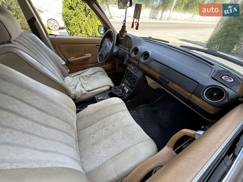 Седан Mercedes-Benz E-Class 1983 в Кременці