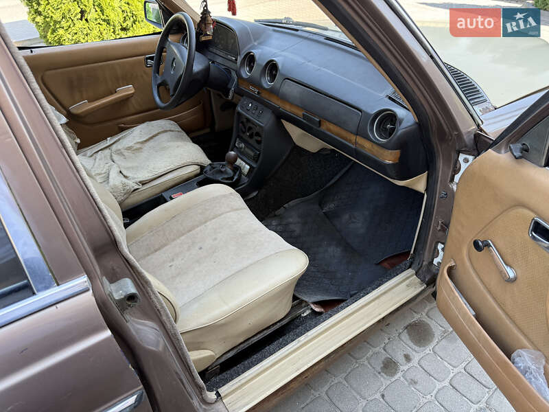 Седан Mercedes-Benz E-Class 1983 в Кременці