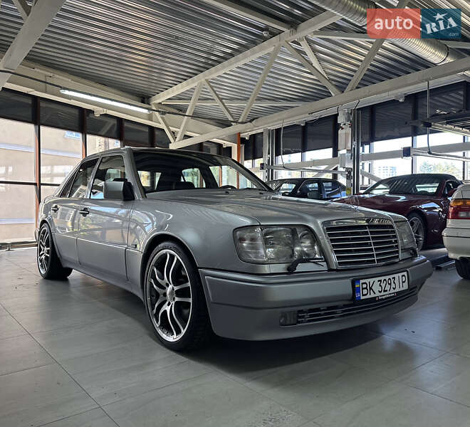 Седан Mercedes-Benz E-Class 1993 в Києві