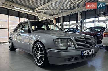 Седан Mercedes-Benz E-Class 1993 в 