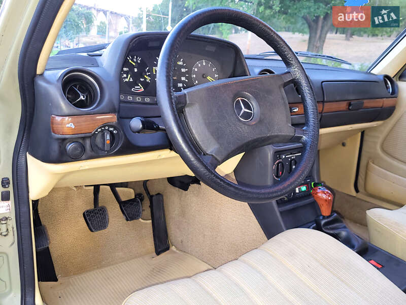 Седан Mercedes-Benz E-Class 1983 в Днепре