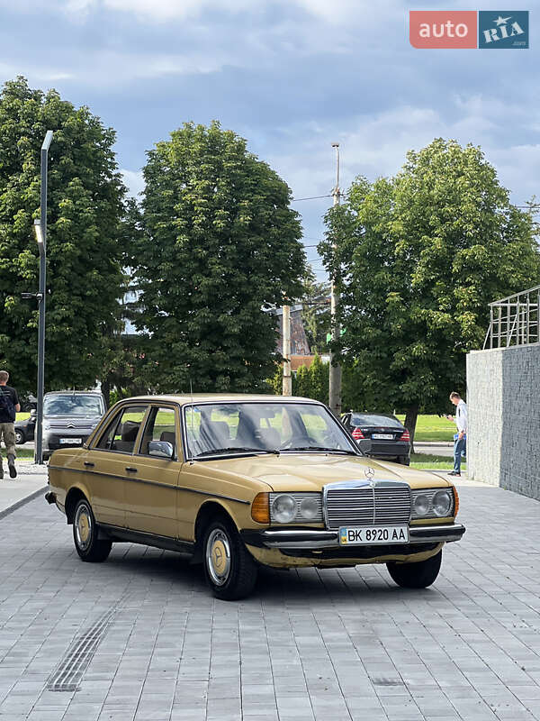Седан Mercedes-Benz E-Class 1979 в 