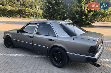 Седан Mercedes-Benz E-Class 1993 в 