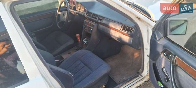 Седан Mercedes-Benz E-Class 1987 в Шумске фото 3 Седан Mercedes-Benz E-Class 1987 в Шумске